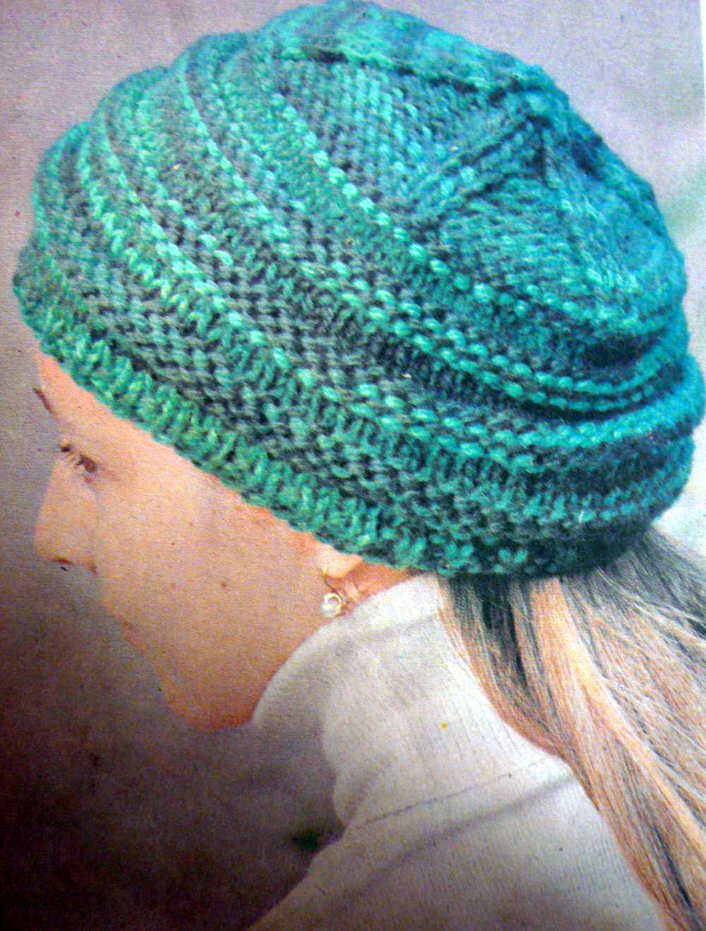 женская шапка спицами с поперечными полосами