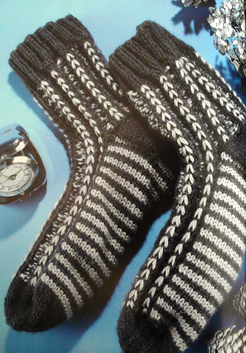вязание спицами мужские носки с красивым рисунком