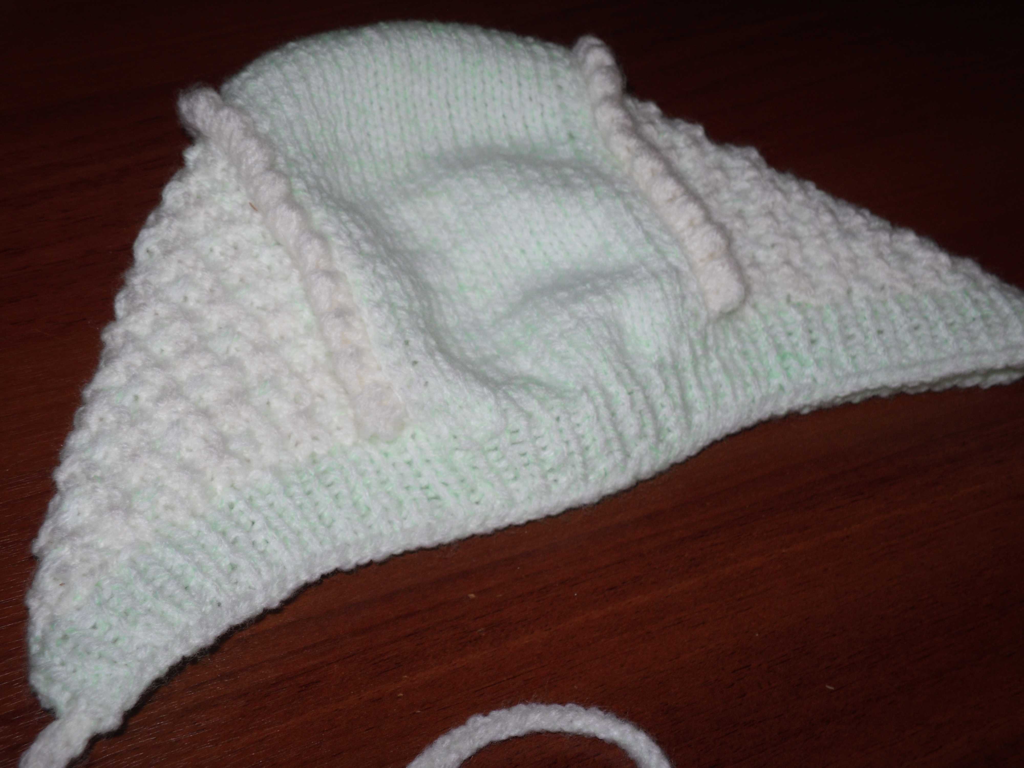 Модная шапочка для новорожденных спицами с описанием