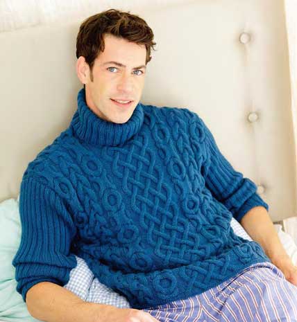Мужской пуловер вязаный спицами рельефным узором