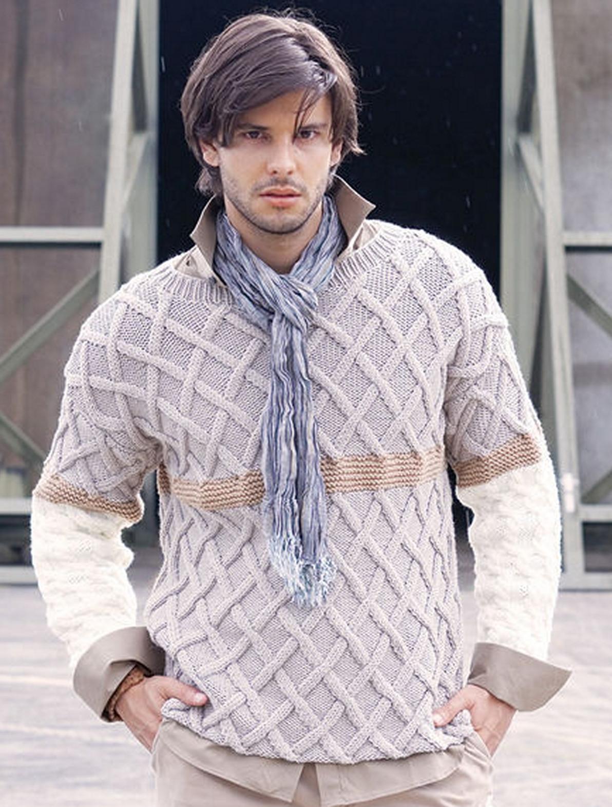 Мужской пуловер с рельефными узорами и полосками вязаный спицами