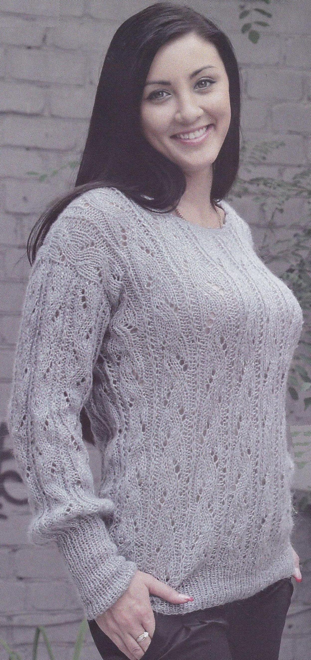 Серый пуловер вязаный спицами