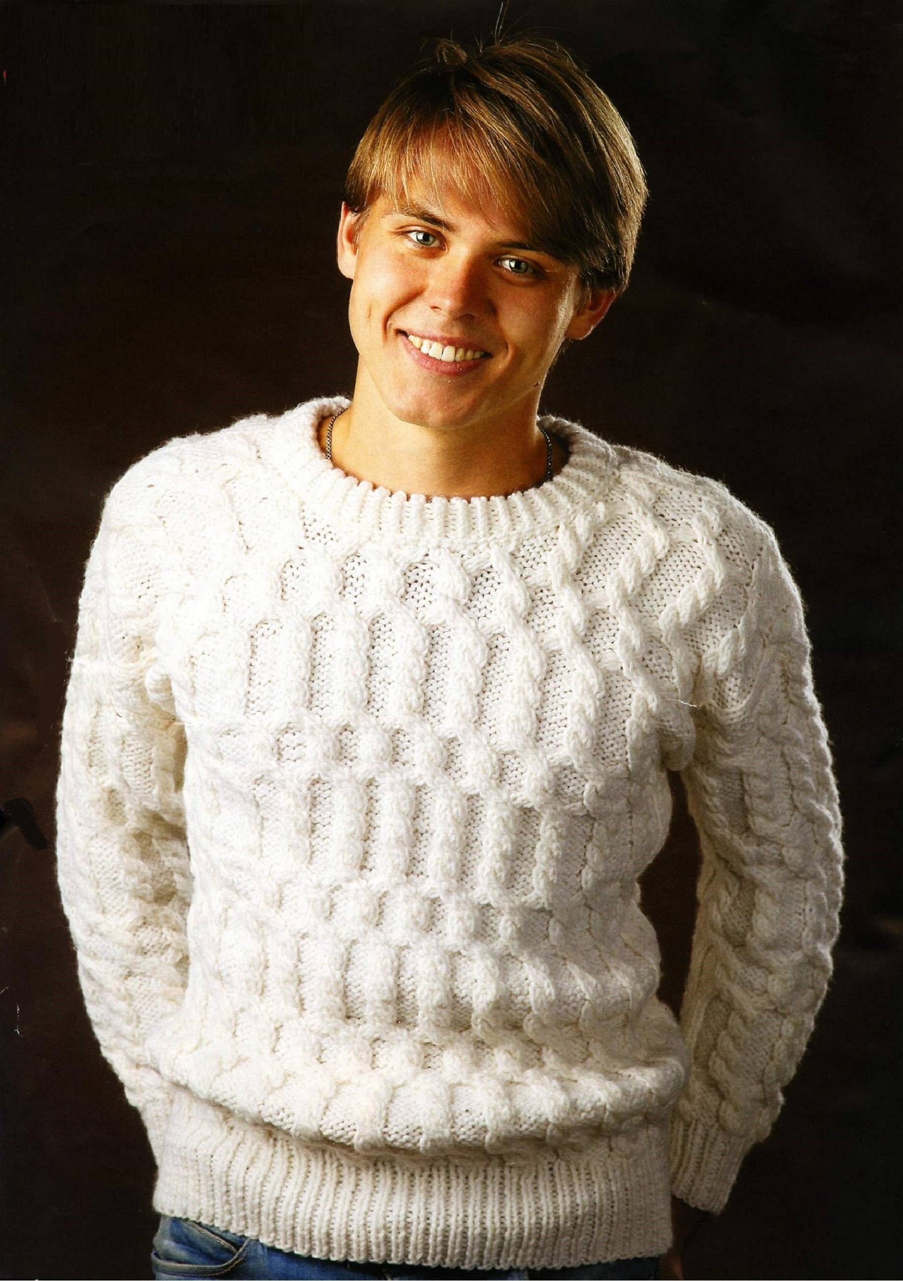 Белый мужской пуловер вязаный спицами